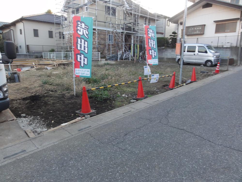 Local land photo. The car is so much pass not, There a quiet residential area. 