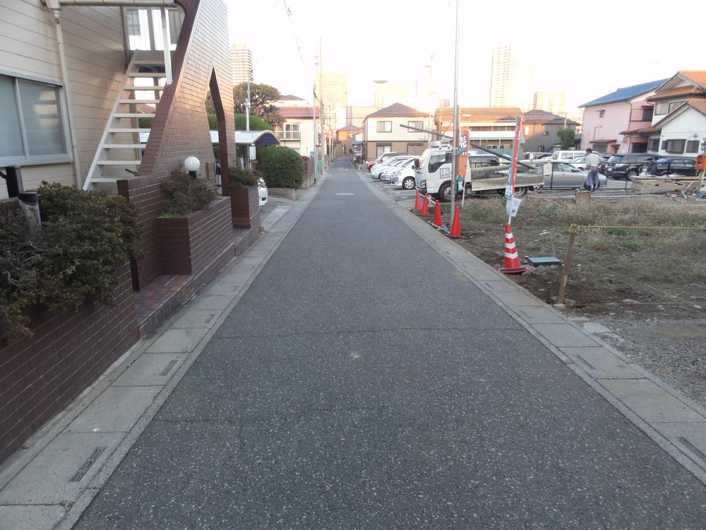 Local photos, including front road. It has become a gentle slope. 