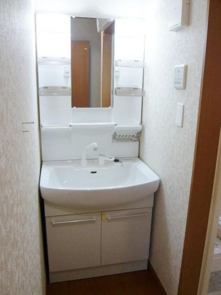 Wash basin, toilet. Indoor (11 May 2013) Shooting