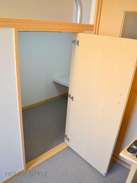 Receipt. Walk-in closet