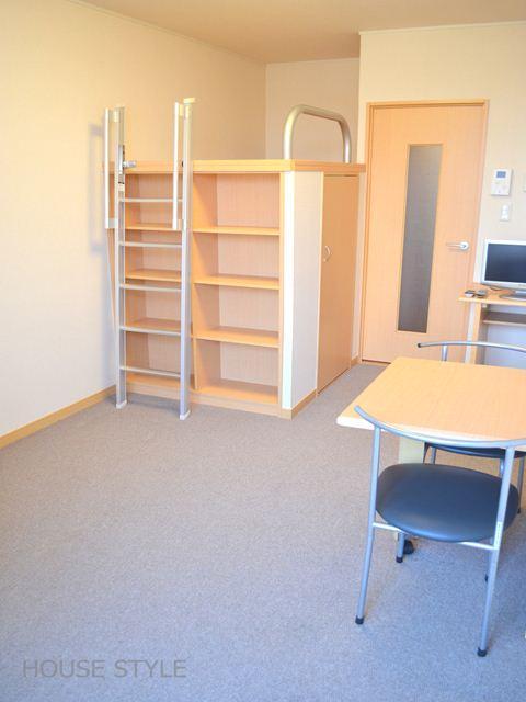 Living and room. The top is in bed, The bottom is a walk-in closet. 