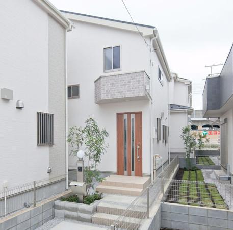 Local appearance photo. 7 Building