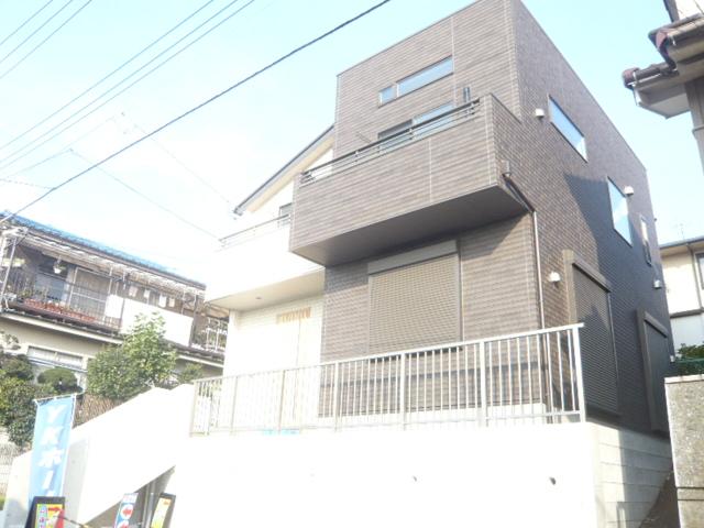 Local photos, including front road. It is a quiet residential area. 