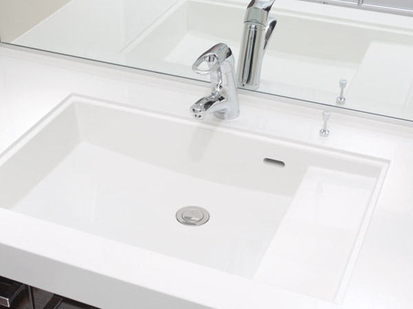 Bathing-wash room.  [Step with integrated bowl] It was provided with a space to put a like wet cups and soap in the sink bowl. Keep the counter clean, Saving you the hassle of cleaning.