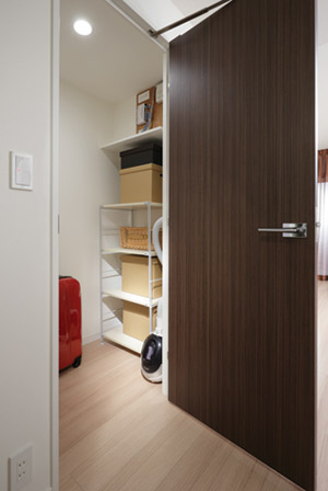 Receipt.  [Storeroom] Sports such as golf bags and skis ・ From outdoor goods, Until the season of life supplies, Also it can be stored large volume.  ※ The presence or absence of the installation depends on the dwelling unit type. We have established a distribution board in part the top.