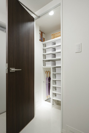 Receipt.  [Shoes closet] It has established a large shoe closet that can enter and leave with one's shoes on. Not only footwear, Such as the long object and stroller, such as a golf bag, You can also collectively housed those bulky.  ※ The presence or absence of the installation depends on the dwelling unit type. We have established a distribution board in part the top.