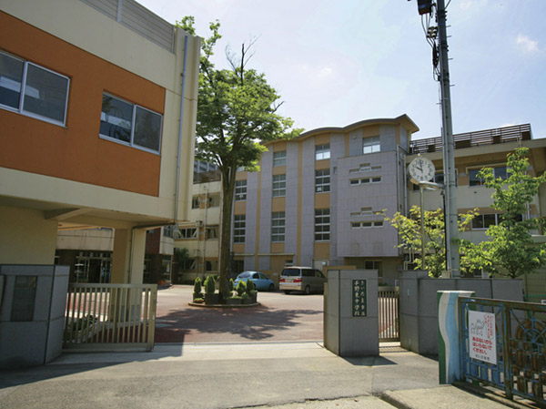 Surrounding environment. Municipal Yono East Junior High School (about 650m ・ A 9-minute walk)