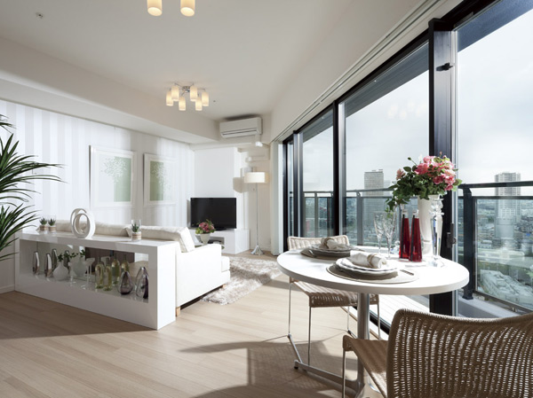 Room and equipment. Living and dining provided with a wide window of the corner dwelling unit unique. Spacious balcony wrap the house also attractive. (model room ・ T-I type ・ 1909, Room. June 2012 shooting.  ※ View, etc. rank ・ It varies by each dwelling unit, Surrounding environment ・ View might change in the future. furniture ・ Furniture etc. optional specifications are not included in the sale price)
