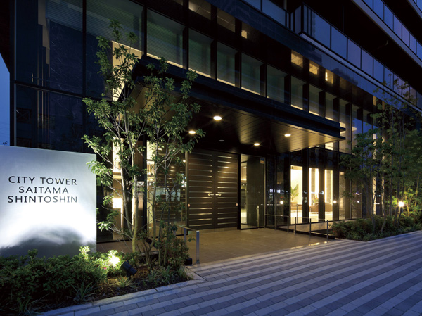 Buildings and facilities. Impressive chic color tone of the entrance door and canopy in harmony with the glass wall of the two layers. Wrapped in lush greenery, It is spreading grace and elegant atmosphere. Eye-catching flavor feel the status of the person who live here. (Main Entrance, June 2012 shooting)