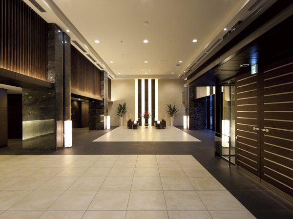 Buildings and facilities. Ceiling height of about 5m, Space of a two-layer blow has been directing the elegance. Also, Heating and cooling · BGM also been adopted, Also emphasizes the heart of Yingbin. (Entrance hall, June 2012 shooting ※ Air conditioning maintenance, such as entrance hall, For the season and the time zone limited operation, Not running at all times)