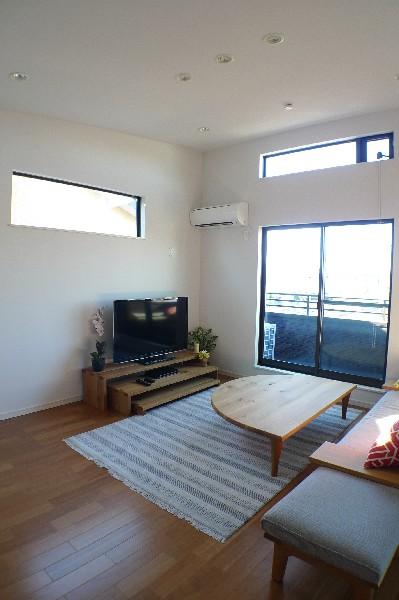 Living. Detached interior introspection Pictures - Living High-ceilinged living room is filled with a feeling of opening.