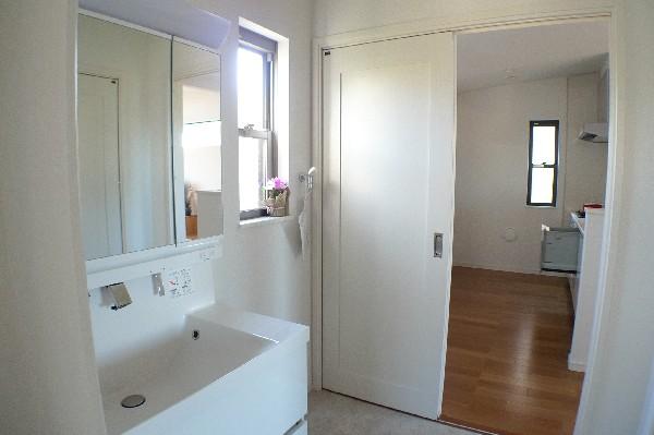 Wash basin, toilet. Bright wash room to the kitchen and the hallway. Easy-to-use design of the entrance two places.