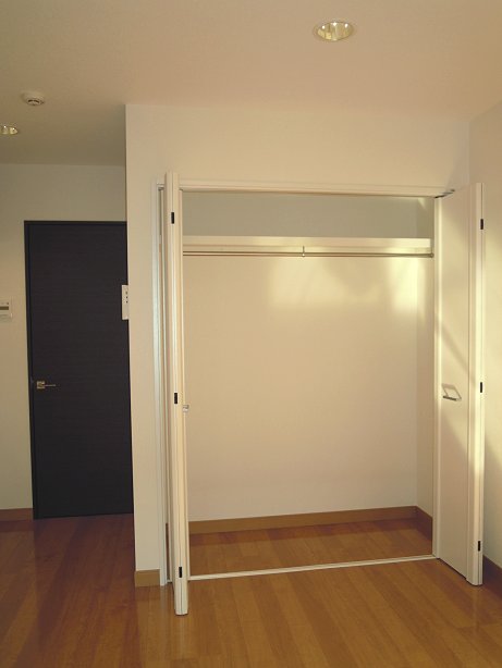 Receipt. Plenty of Western-style large closet