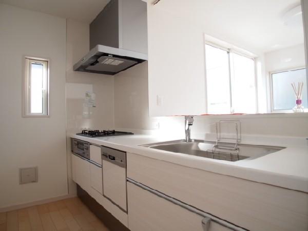 Kitchen. A kitchen that can cook while conversing with family. Storage show, It has become a space to draw the eye proper use the storage that does not show very well.