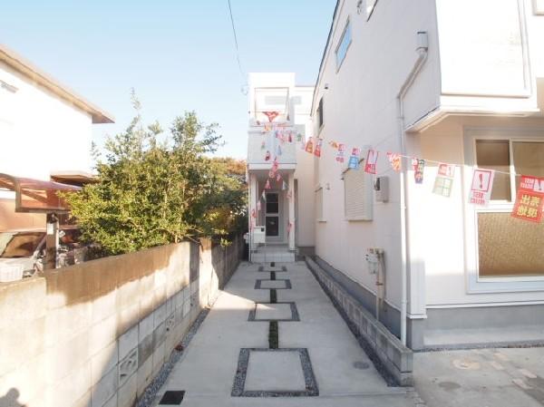 Local appearance photo. Directing an independent sense of entrance before the alcove