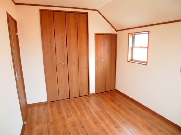 Non-living room. Second floor 6 tatami mats of Western-style. We are using a thermal barrier of LOW-E glass