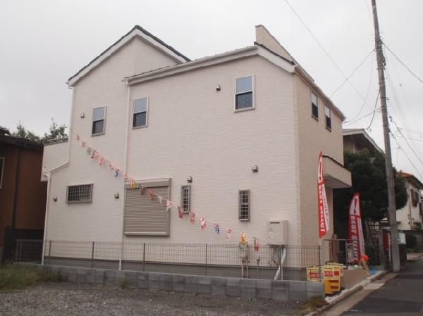 Local appearance photo. Rhythmic window is placed expressive properties