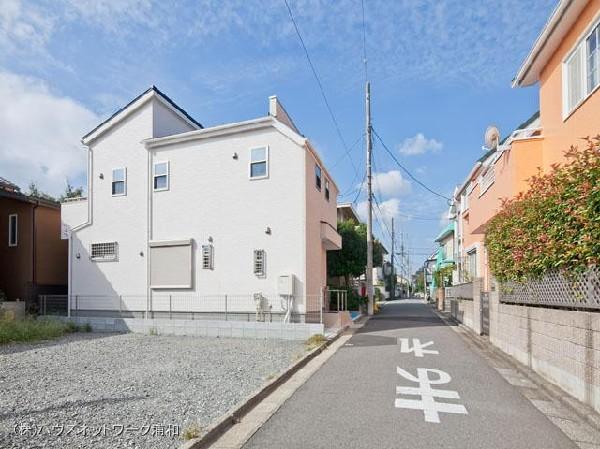 Local appearance photo. Situated in a quiet, residential area. Optimal environment to watch the growth of the child