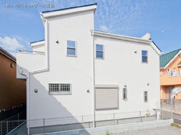 Local appearance photo. White is the stylish appearance of the base