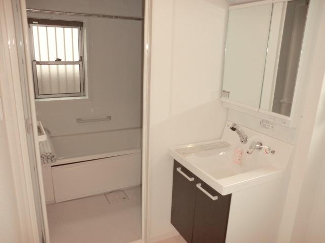 Wash basin, toilet. Local (10 May 2013) Shooting