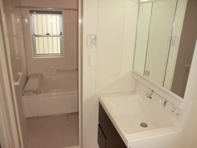 Wash basin, toilet. Indoor (10 May 2013) Shooting