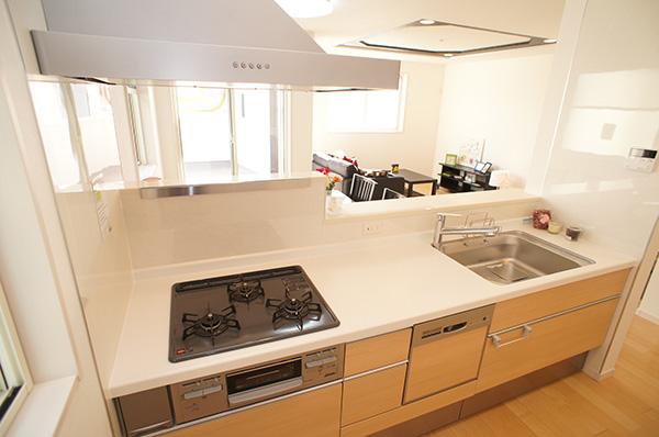 Kitchen. Face-to-face kitchen that can dishes while watching the children play in the living room Indoor (11 May 2013) Shooting C Building