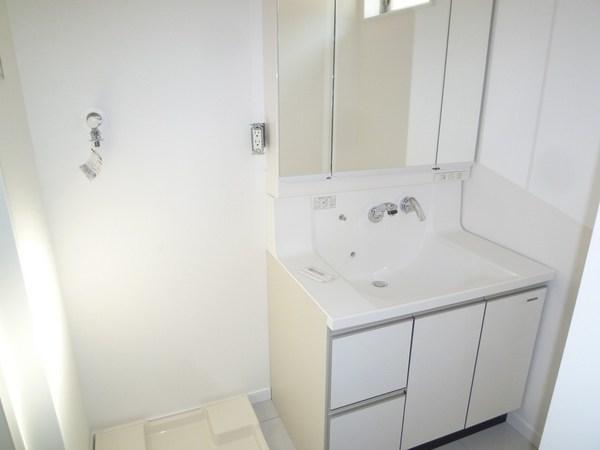 Wash basin, toilet. 2013, May 17, 2006 shooting