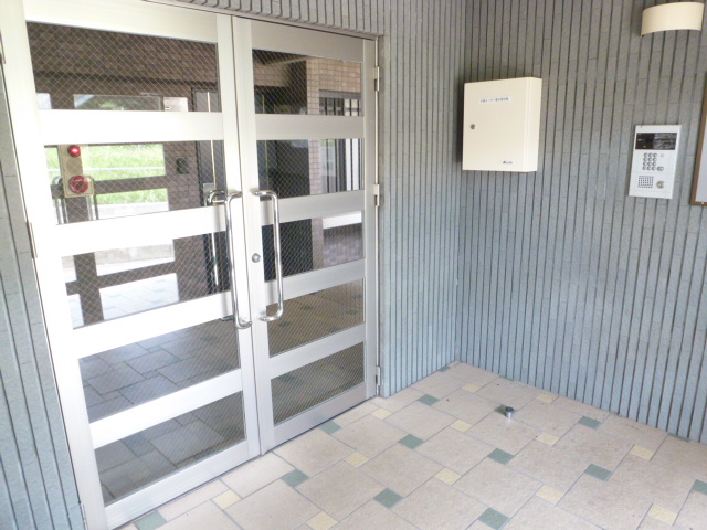 lobby. Auto-lock of security also safe