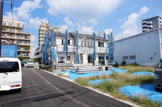 Local photos, including front road. Frontal road