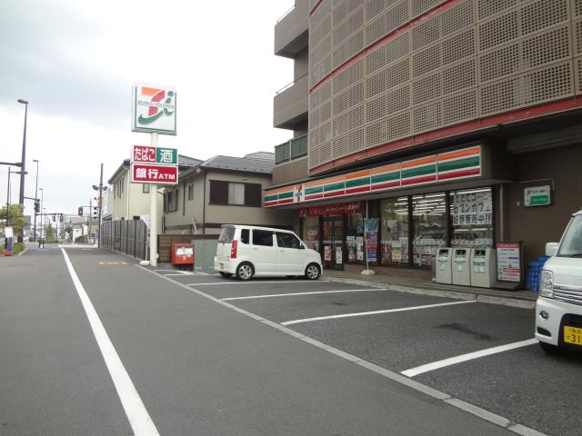 Convenience store. 440m to Seven-Eleven (convenience store)