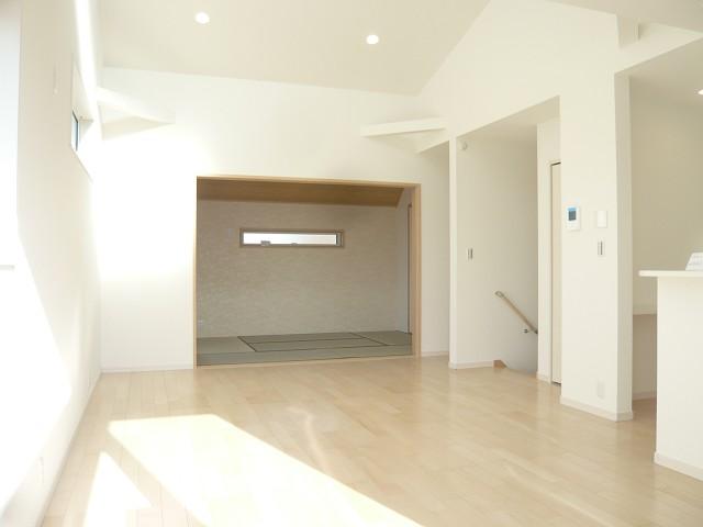 Living. Living-drenched bright light from the south. It is with hot water floor heating. 