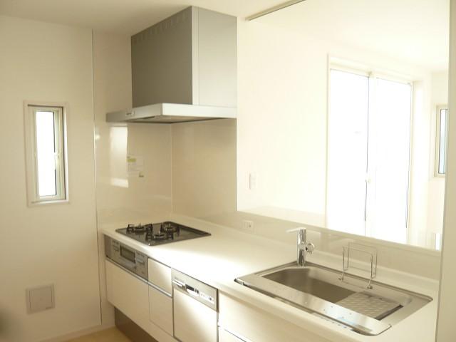 Kitchen. It is a popular counter kitchen. There is a sense of relief because there is no shelf to the top, It created a living and a sense of unity. 