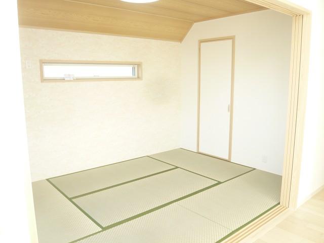 Non-living room. Japanese-style room adjacent to the living room. 