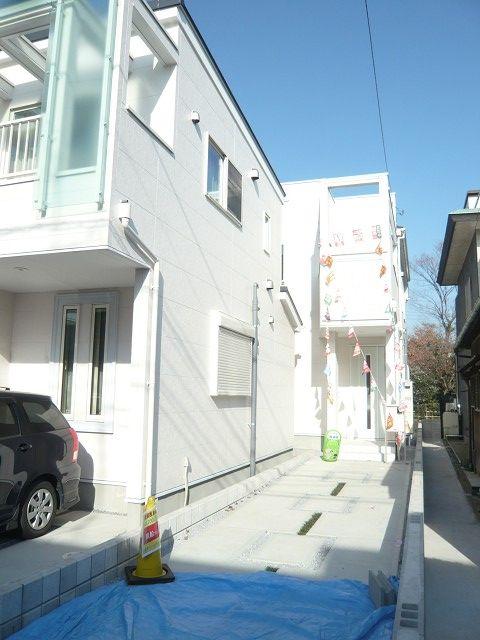 Local appearance photo. Indoor (12 May 2013) Shooting. It is two happy car space. 