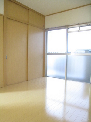 Living and room. South-facing Western-style! There storage! 