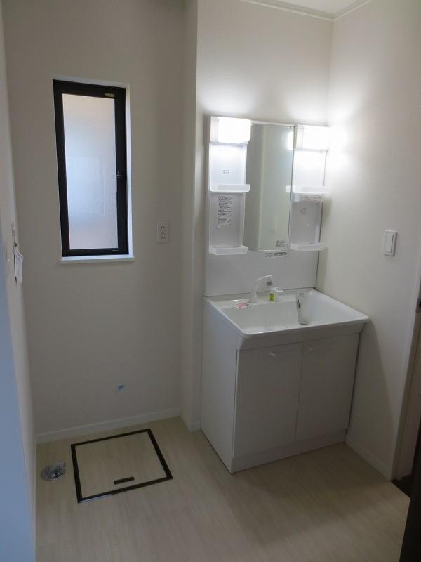 Wash basin, toilet. Local (12 May 2013) Shooting