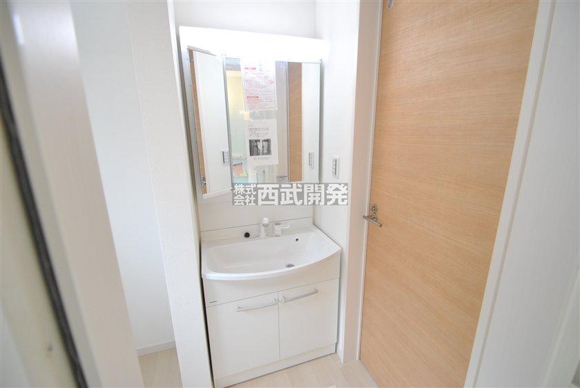 Wash basin, toilet. 8 Building (September 2013) Shooting