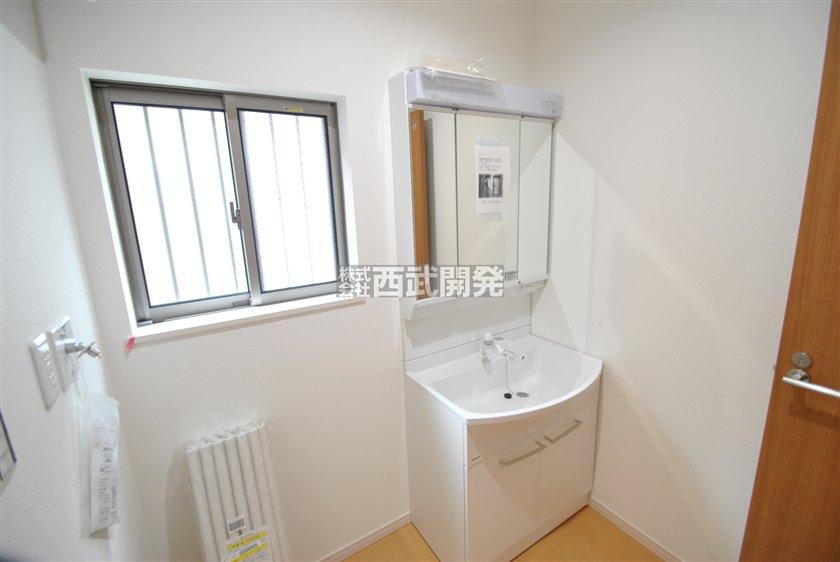 Wash basin, toilet. 7 Building (September 2013) Shooting