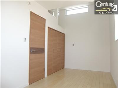 Other introspection. The third floor 6.87 quires Western-style