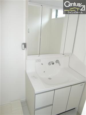 Wash basin, toilet. With our easy-to-clean shower