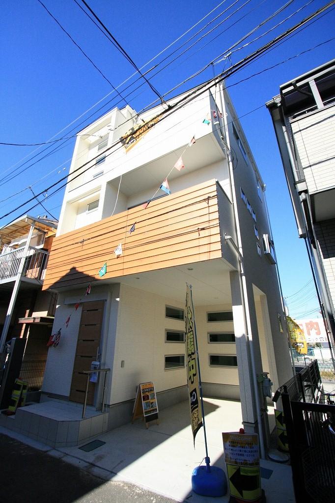 Local photos, including front road. Local (11 May 2013) Shooting