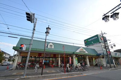 Supermarket. Maruetsu to (super) 900m
