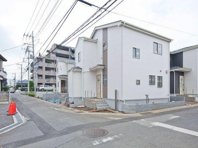 Local photos, including front road. 8 Building: local (August 2013) Shooting