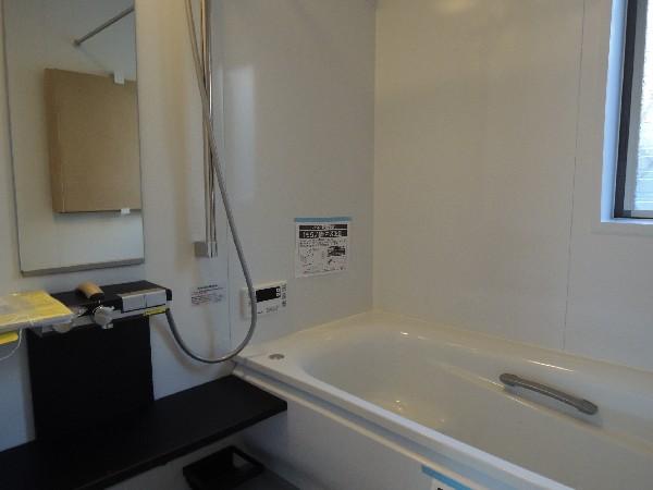 Bathroom. Spacious size of the tub. Bathroom of color ring to settle.