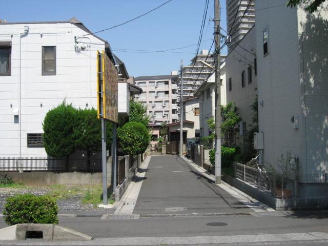 Local photos, including front road. Yang per good