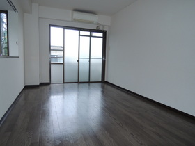 Living and room. South-facing is a Western-style 6 quires. 