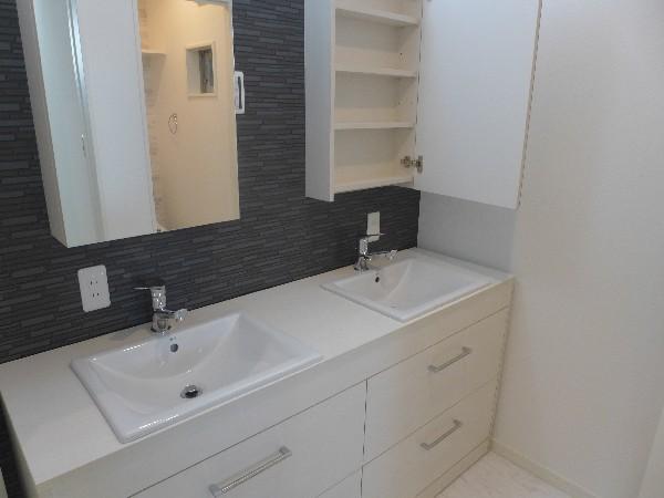 Wash basin, toilet. Wash basin