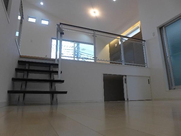 Receipt. Is under the living room is equipped with a pantry