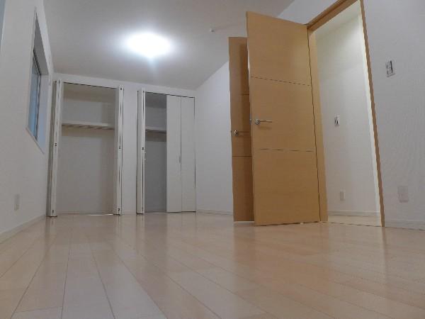 Non-living room. 1F north side room. Entrance, Storage comes with each so you can also be divided into two rooms. 