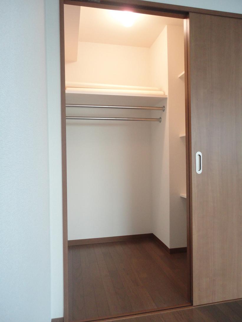 Receipt. Plenty of storage walk-in closet! 